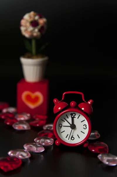 赤いろうそくとバラの花束赤時計に焦点を当てる — ストック写真