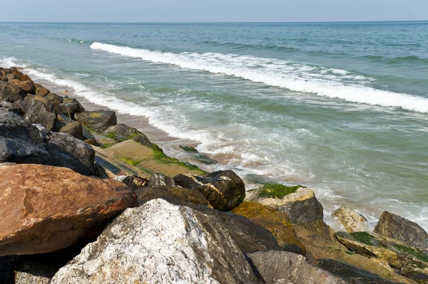 Barragem de rocha no mar — Fotografia de Stock