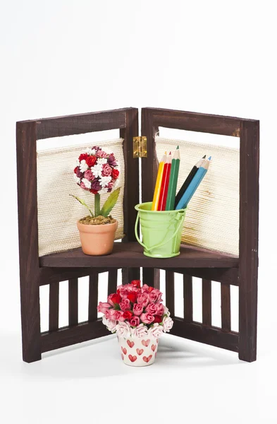Cubo de lápiz de color y ramo de rosas en soporte de flores — Foto de Stock