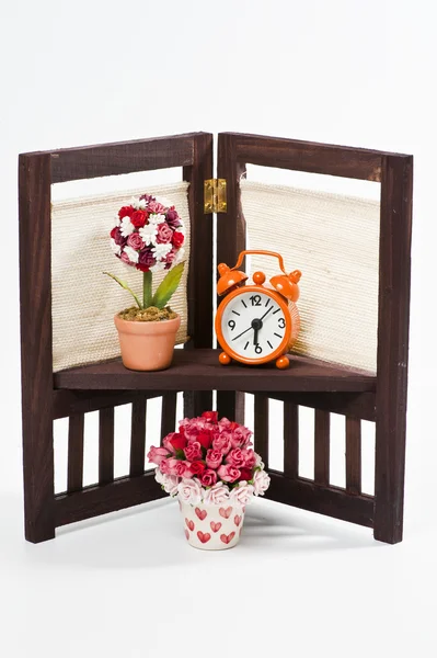 오렌지 시계와 장미 꽃다발 꽃 스탠드 — 스톡 사진