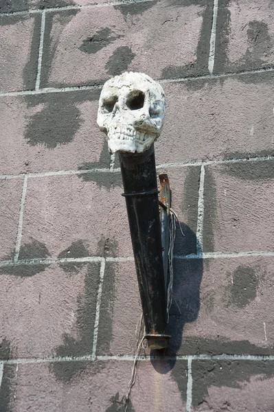 Linterna de cráneo humano en frente de la entrada de la casa fantasma —  Fotos de Stock