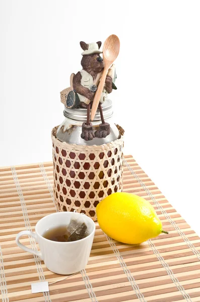 Orso in ceramica sulla bottiglia di miele — Foto Stock