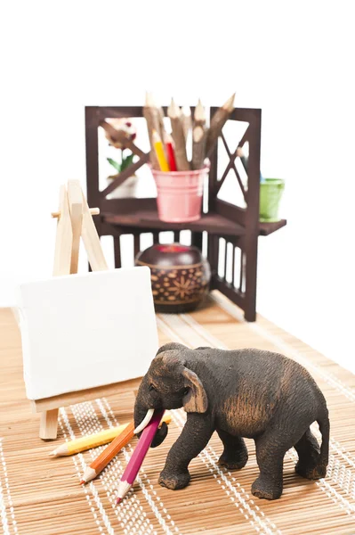 Деревянный рисунок слона в мольберте — стоковое фото