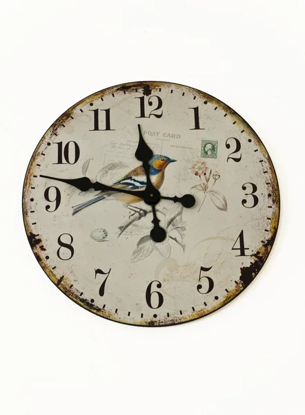 Παλιό αναλογικό ρολόι τοίχου που απομονώνονται σε λευκό φόντο — Φωτογραφία Αρχείου