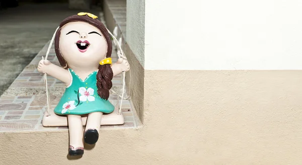 Boneca menina cerâmica feliz — Fotografia de Stock
