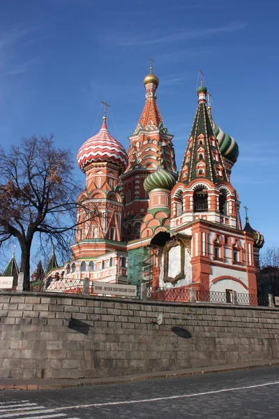 Moskva. Kreml. pokrovskiy är katedralen (St basil's cathedral). — Stockfoto