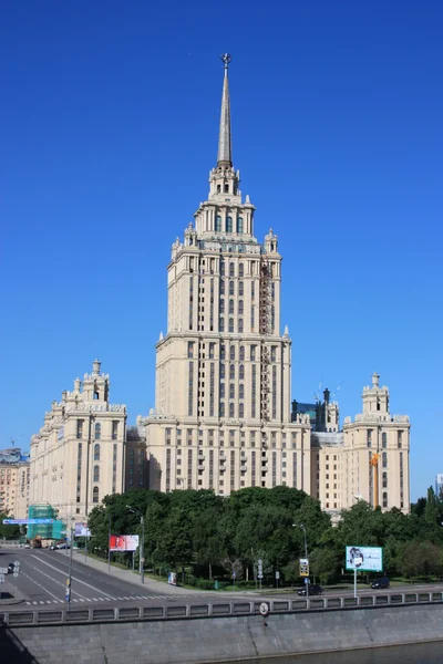 Hoog gebouw in Moskou. — Stockfoto