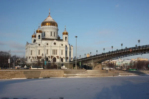В Москве. Собор Христа Спасителя и Патриарший мост . — стоковое фото