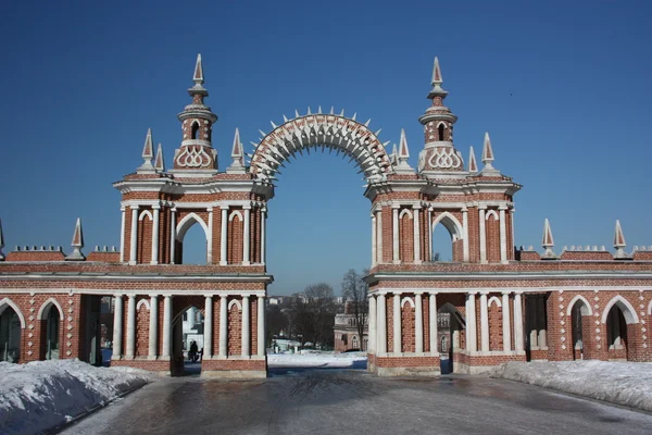 Moscow. Museum - reserve “Tsaritsyno”. Galarea-the fence with a gate. — Stock Photo, Image