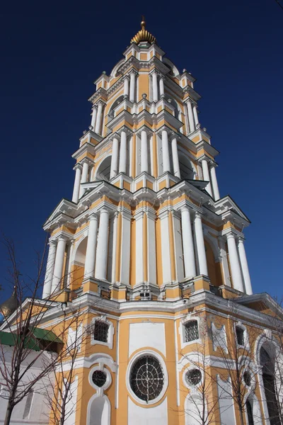 莫斯科。novospassky 修道院。庙里的钟塔 — 图库照片