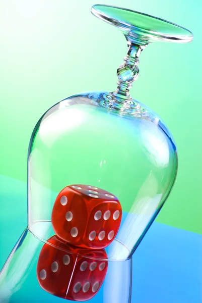 红色骰子涵盖的透明 Snifter — 图库照片