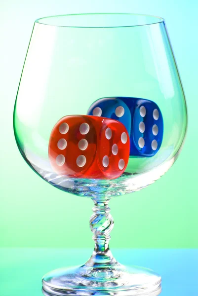 红色和蓝色骰子在透明 Snifter — 图库照片