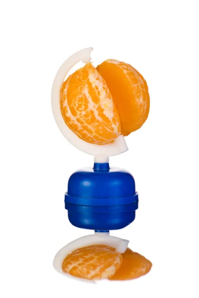 Globo de tangerina descascada com cravo em falta — Fotografia de Stock