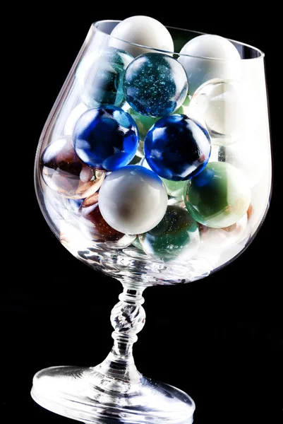 着色されたガラス玉でいっぱいスニフター — ストック写真