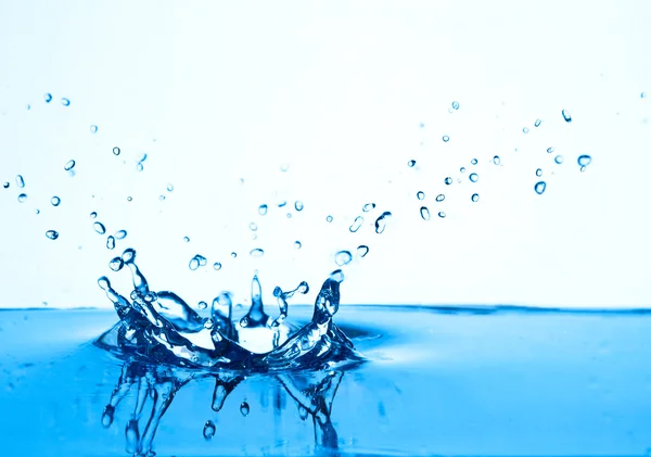 Blu spruzzi d'acqua, sfondo bianco . — Foto Stock