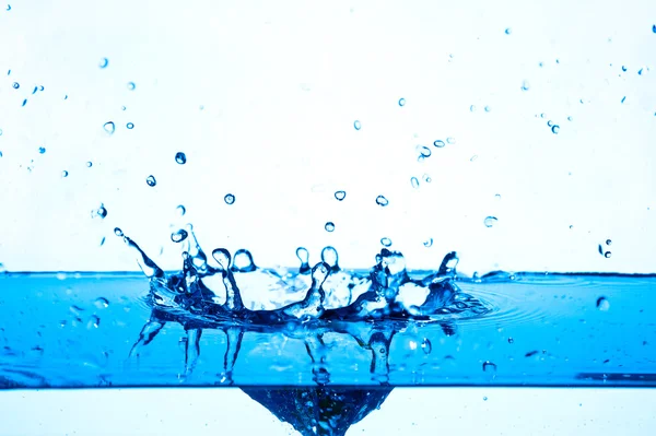 Spruzzi d'acqua blu su sfondo bianco . — Foto Stock