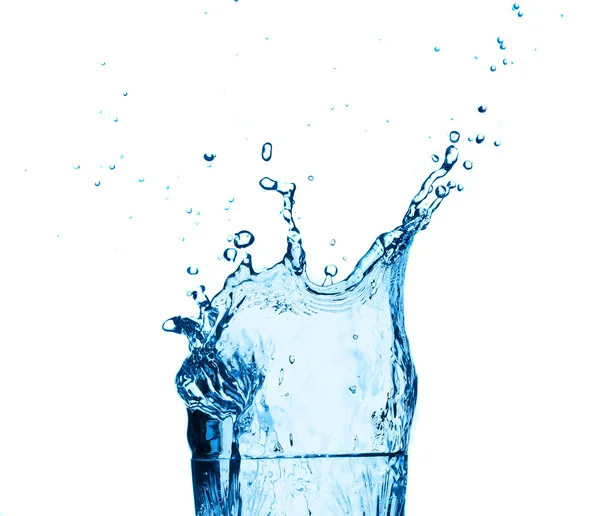 Blauwe water spatten op glas, witte achtergrond. — Stockfoto