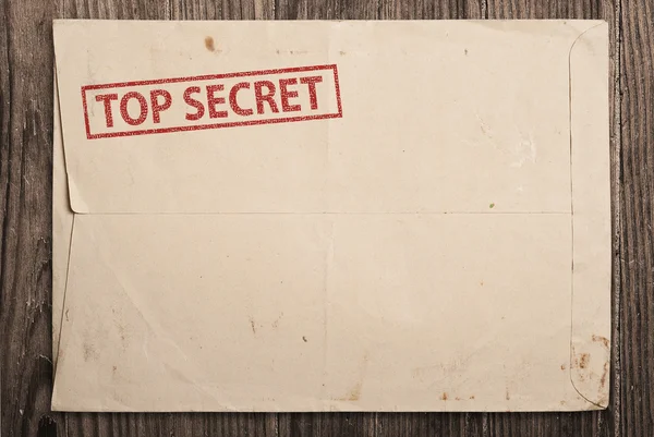 Откройте совершенно секретный конверт на столе . — стоковое фото