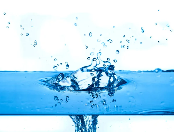 Modrá voda stříkající bílé pozadí — Stock fotografie
