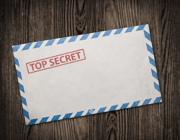 Oude top geheime envelop op tafel. — Stockfoto