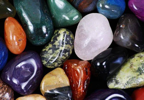 Natuurlijke gekleurde stenen — Stockfoto