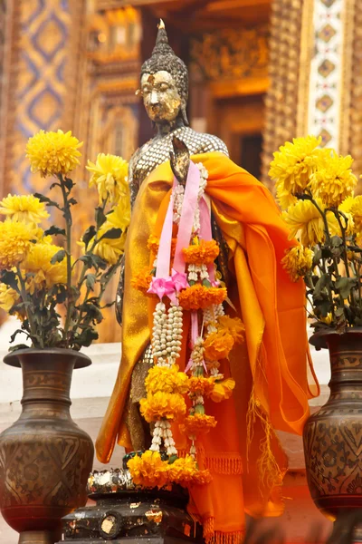 Стоящий Будда с цветами — стоковое фото