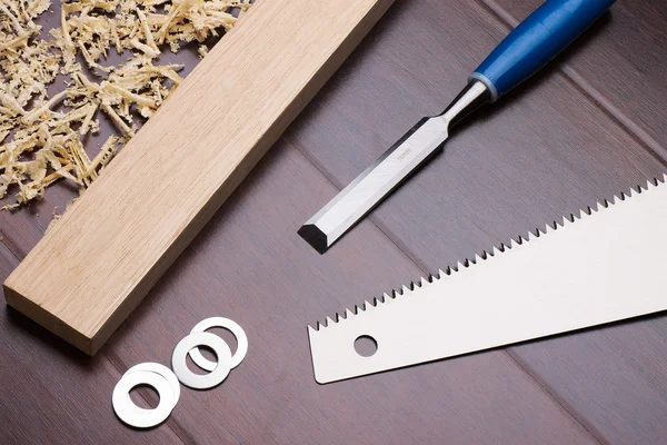 Holzbearbeitungswerkzeuge auf einem Holz-Textur-Hintergrund — Stockfoto