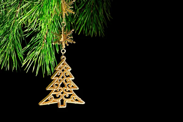 Pobočka vánoční strom zdobí novoroční hračky — Stock fotografie