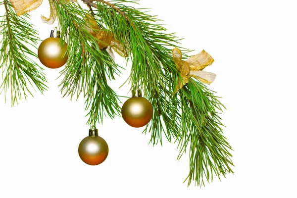 La rama del árbol de navidad adornado por los juguetes de Año Nuevo — Foto de Stock