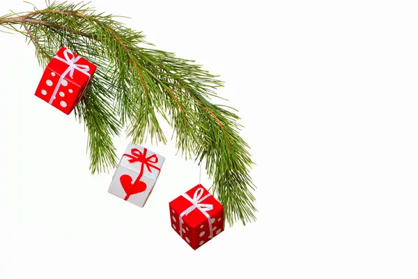 Ветка рождественской елки, украшенная новогодними игрушками — стоковое фото