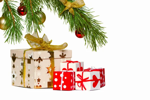 Scatole con regali sotto un albero di pelo di Natale — Foto Stock