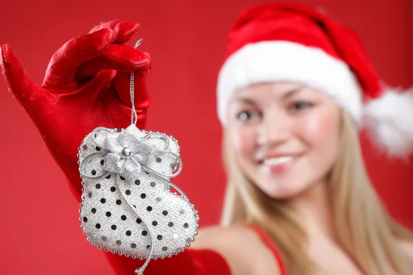 La joven hermosa niña vestida como Santa y un árbol de pieles de Navidad —  Fotos de Stock