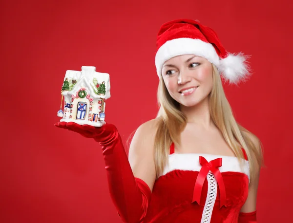 Красивая девушка держит новогоднюю игрушку на ладони — стоковое фото