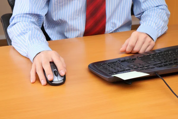 Geschäftsmann im Büro bei der Arbeit an seinem Arbeitsplatz. — Stockfoto