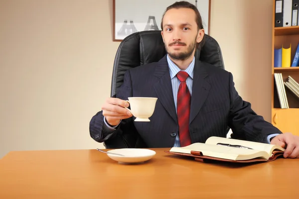 Affärsman på kontoret arbetar på sin arbetsplats. — Stockfoto