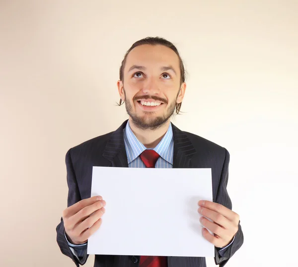 ビジネスの男性と、空の白いカード — ストック写真