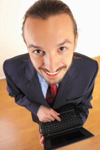 Affärsman med bärbar dator i händerna. — Stockfoto
