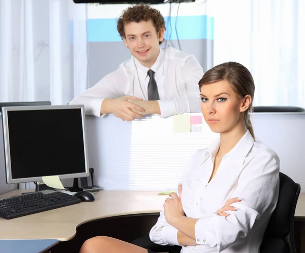 Mujer de negocios y su colega trabajando en la oficina —  Fotos de Stock