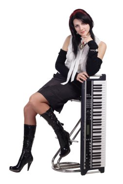 güzel bir kız ile izole synthesizer oturan