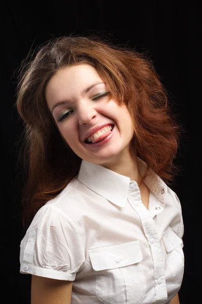 Mädchen zeigen Zunge isoliert schwarzen Hintergrund — Stockfoto