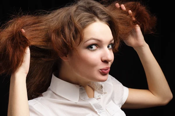 Mädchen zerzaustes Haar isoliert schwarzen Hintergrund — Stockfoto