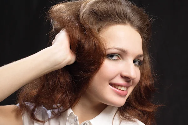 Mädchen zerzauste Haare von Hand isoliert schwarz — Stockfoto