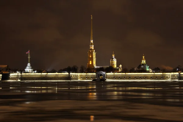 Зимняя ночь Петропавловской крепости — стоковое фото