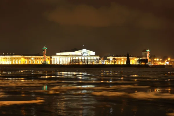 Зимняя ночь Васильевского острова в свете фонарей — стоковое фото