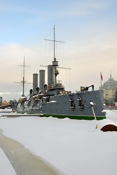 Крейсер "Аврора" на зимней парковке на льду — стоковое фото
