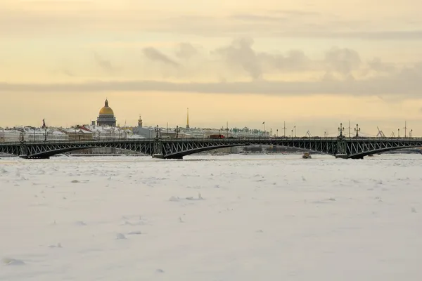 View of the Trinity Bridge St. Petersburg winter morning — Zdjęcie stockowe