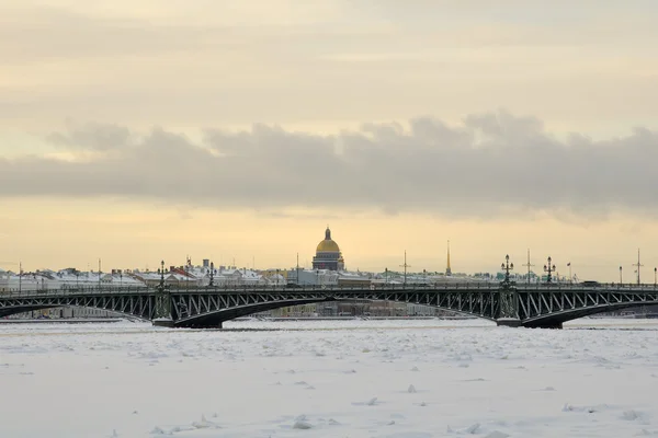 Pohled na trinity most Petrohrad zimní ráno — Stock fotografie