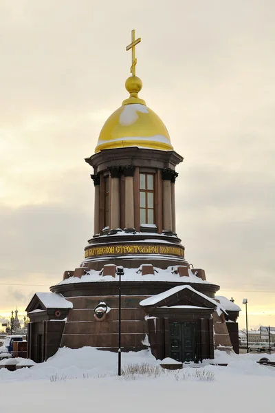 Chrám se nachází kaple Nejsvětější Trojice v Petrohradě, zima, sníh — Stock fotografie