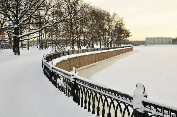 Žulové nábřeží pokryté sněhem, st. petersburg — Stock fotografie