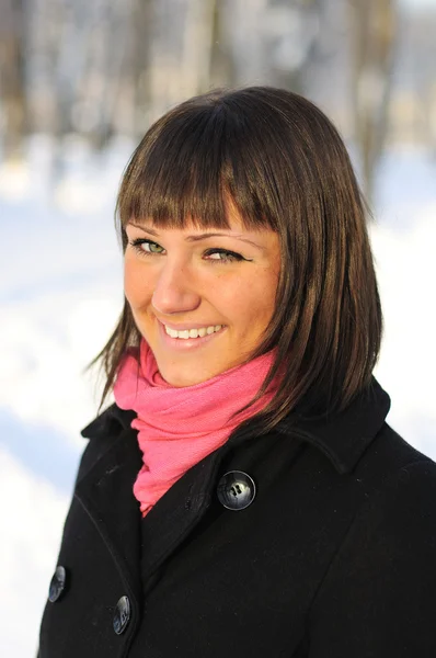 Portret van een aantrekkelijke brunette buiten in de winter in de par — Stockfoto
